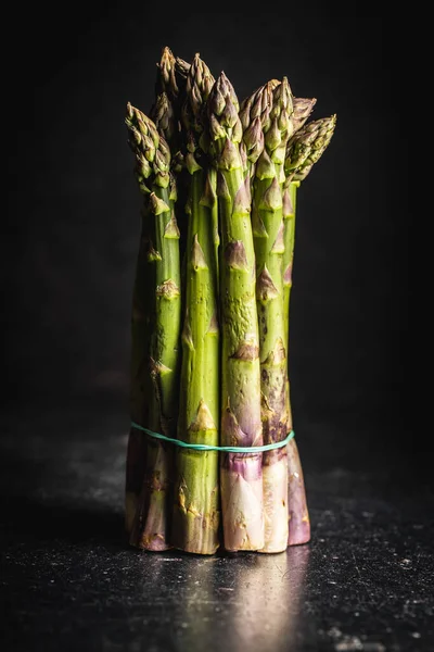 Fresh Raw Uncooked Green Asparagus Black Table — Stock Photo, Image