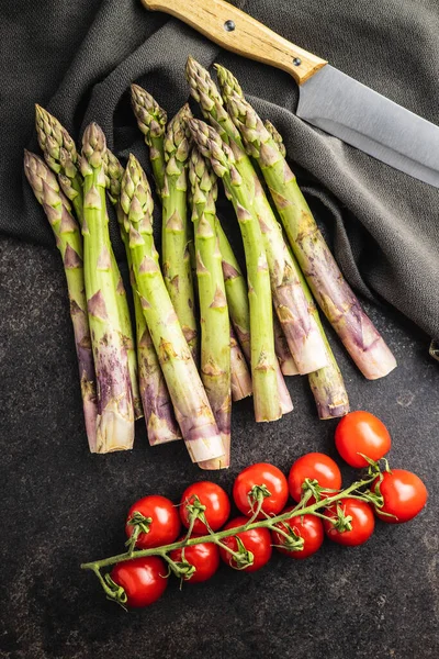 Asparagi Verdi Crudi Freschi Crudi Pomodorini Ciliegini Sulla Tavola Nera — Foto Stock