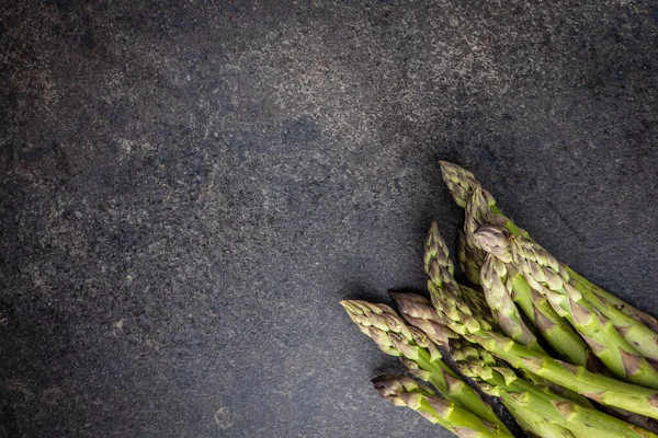 Fresh Raw Uncooked Green Asparagus Black Table Top View — Stock Photo, Image
