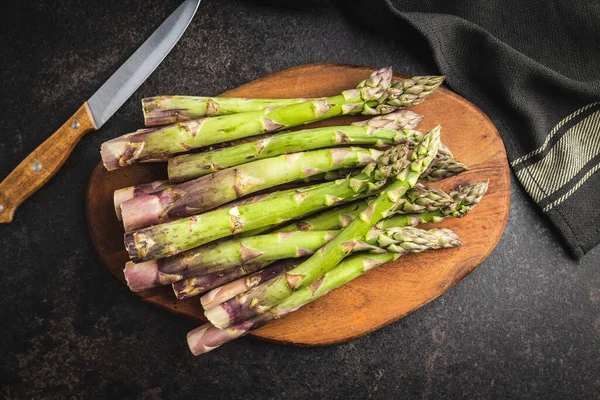 Asparagi Verdi Crudi Freschi Crudi Sul Tagliere Vista Dall Alto — Foto Stock