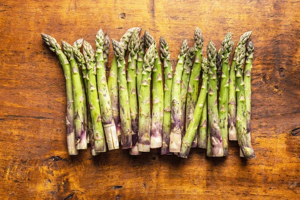 Fresh Raw Uncooked Green Asparagus Wooden Table Top View — Stock Photo, Image