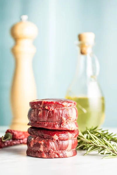 白いテーブルの上に生の牛肉ステーキ — ストック写真