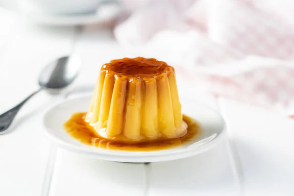 Zoete Vanillepudding Zoete Dessert Met Karamel Topping Witte Tafel — Stockfoto
