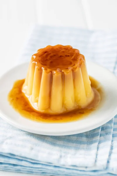 Sweet Vanilla Pudding Sweet Dessert Caramel Topping Checkered Napkin — Stock Photo, Image