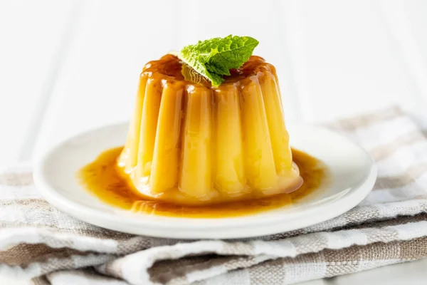 Pudín Vainilla Dulce Postre Dulce Con Cobertura Caramelo Servilleta Cuadros —  Fotos de Stock