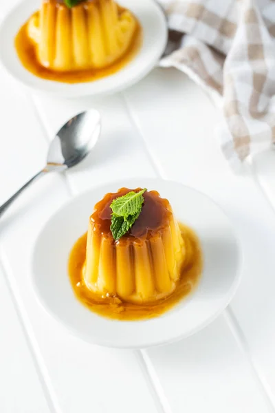 Słodki Pudding Waniliowy Słodki Deser Karmelowym Dodatkiem Białym Stole — Zdjęcie stockowe