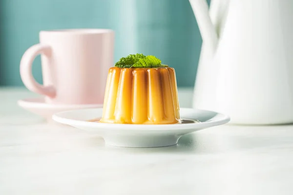 Pudim Baunilha Doce Sobremesa Doce Com Cobertura Caramelo Mesa Branca — Fotografia de Stock