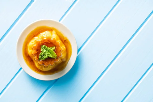 Süßer Vanillepudding Süßes Dessert Mit Karamellaufstrich Auf Blauem Tisch Ansicht — Stockfoto