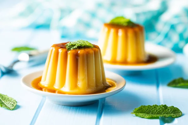 Pudim Baunilha Doce Sobremesa Doce Com Cobertura Caramelo Mesa Azul — Fotografia de Stock