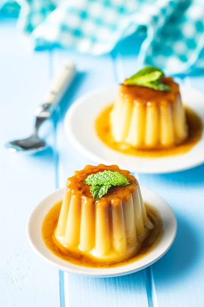 Słodki Pudding Waniliowy Słodki Deser Karmelowym Dodatkiem Niebieskim Stole — Zdjęcie stockowe