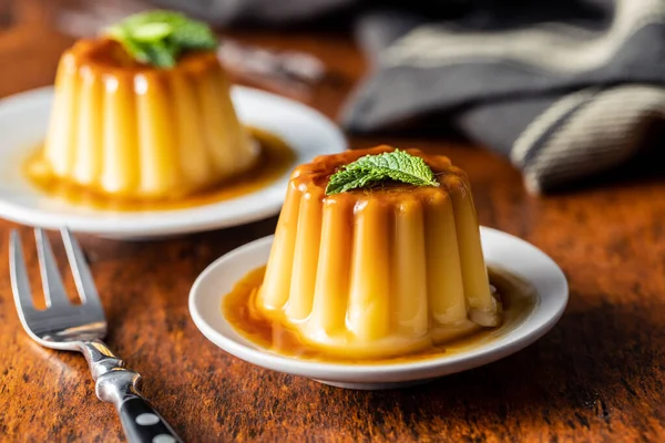 Pudim Baunilha Doce Sobremesa Doce Com Cobertura Caramelo Mesa Madeira — Fotografia de Stock