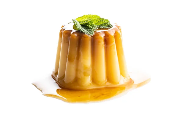 Budincă Dulce Vanilie Desert Dulce Topping Caramel Izolat Fundal Alb — Fotografie, imagine de stoc