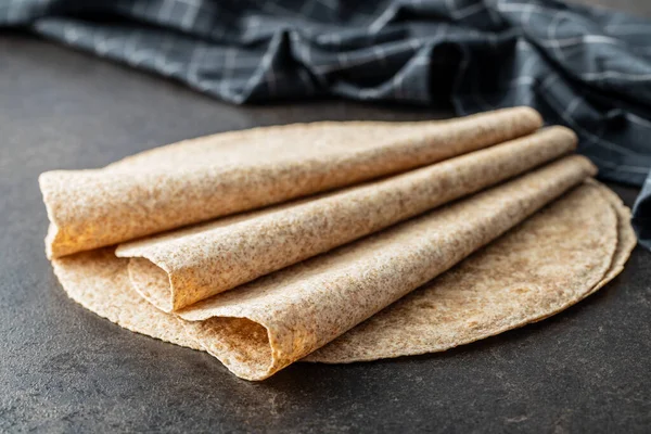 Vollkorn Tortilla Wraps Auf Schwarzem Tisch — Stockfoto