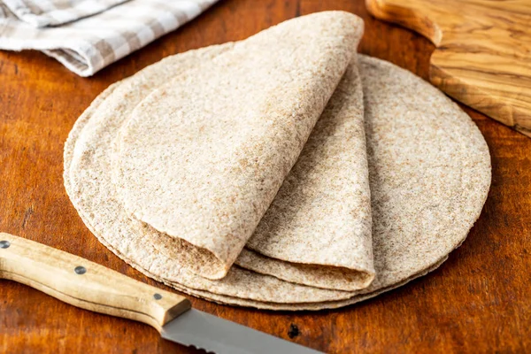 Celozrnné Tortilla Zábaly Dřevěném Stole — Stock fotografie