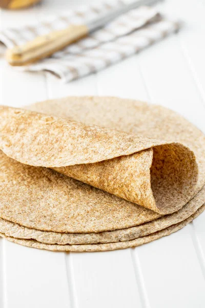 Teljes Kiőrlésű Tortilla Csomagolások Fehér Asztalon — Stock Fotó