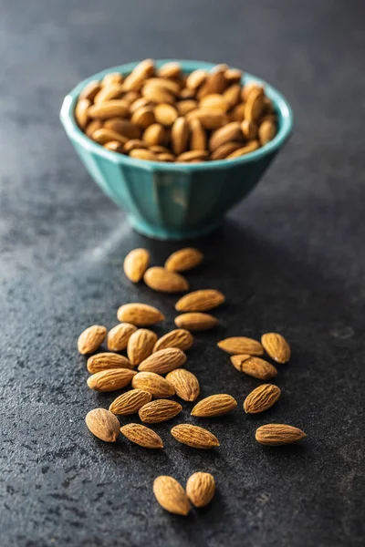 Nueces Almendra Tazón Sobre Una Mesa Negra — Foto de Stock