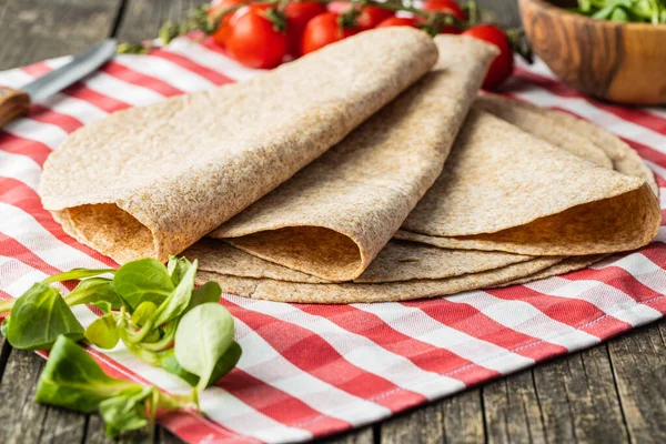 Tam Tahıllı Tortilla Kareli Peçeteye Sarılır — Stok fotoğraf