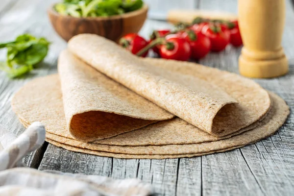 Tortilla Grão Inteiro Envolve Mesa Madeira — Fotografia de Stock