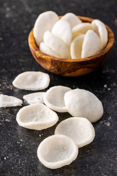 Puffed White Snack Chips Croustilles Blanches Sur Table Noire — Photo