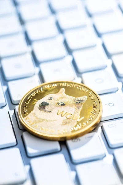 Złota Moneta Kryptowaluta Dogecoin Kryptowaluta Dożowa Klawiatura Komputera — Zdjęcie stockowe