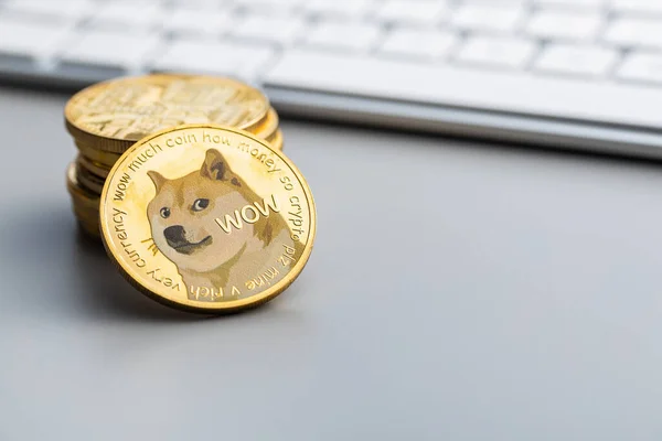 Moneda Dogecoína Dorada Criptomoneda Dogecoin Criptomoneda Doge Teclado Ordenador — Foto de Stock