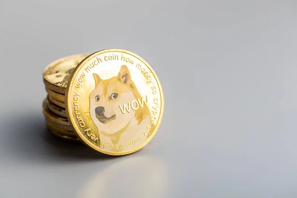 Monedă Aur Dogecoin Criptomonedă Dogecoin Doge Criptomonedă Fundal Gri — Fotografie, imagine de stoc