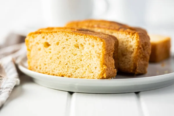 Biskuit Dessert Scheiben Geschnitten Süßer Biskuitkuchen Auf Weißem Tisch — Stockfoto