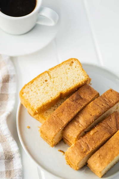 Gesneden Spons Dessert Zoete Spons Cake Witte Tafel — Stockfoto