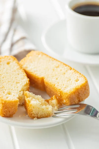 Gesneden Spons Dessert Zoete Spons Cake Witte Keukentafel — Stockfoto