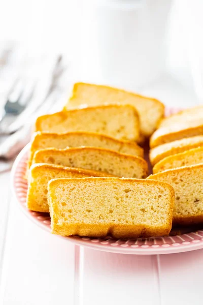 Biskuit Dessert Scheiben Geschnitten Süßer Biskuitkuchen Auf Weißem Küchentisch — Stockfoto