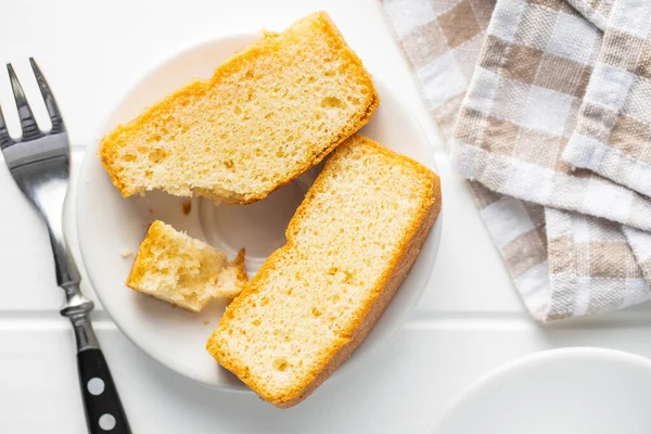 Gesneden Spons Dessert Zoete Spons Cake Witte Keukentafel Bovenaanzicht — Stockfoto