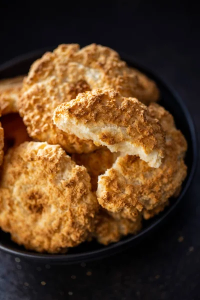 Söta Kokoskakor Smakrika Kex Med Kokossmak Svart Bord — Stockfoto