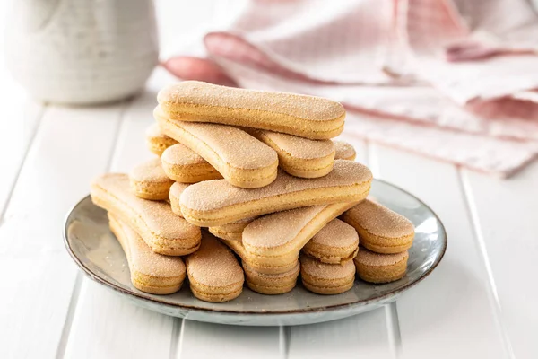 Italiensk Kaksavoiardi Söta Kex Svampkakor Tiramisu Vitt Bord — Stockfoto