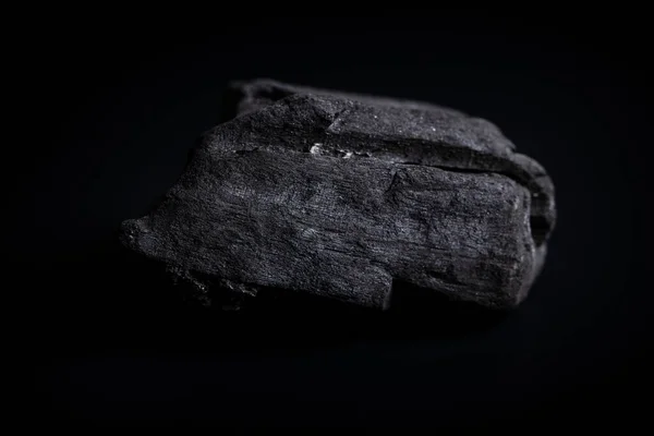 黑桌上的黑炭 — 图库照片