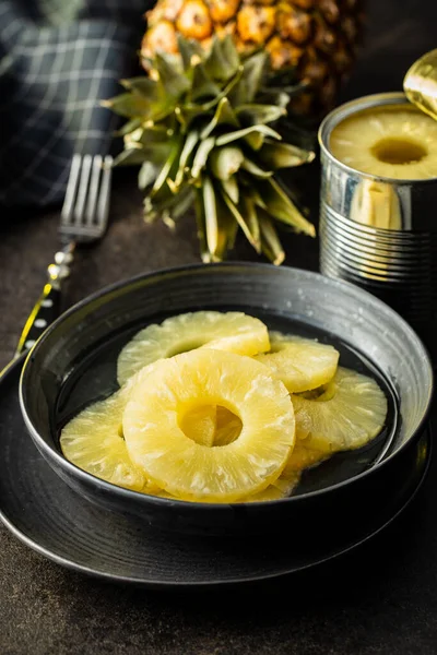Konzervované Plátky Ananasového Ovoce Talíři Černém Stole — Stock fotografie