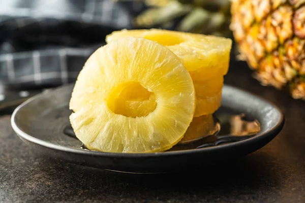 Fruta Abacaxi Fatiada Enlatada Prato Mesa Preta — Fotografia de Stock