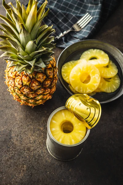 Konzervované Plátky Ananasového Ovoce Plechovce Černém Stole — Stock fotografie