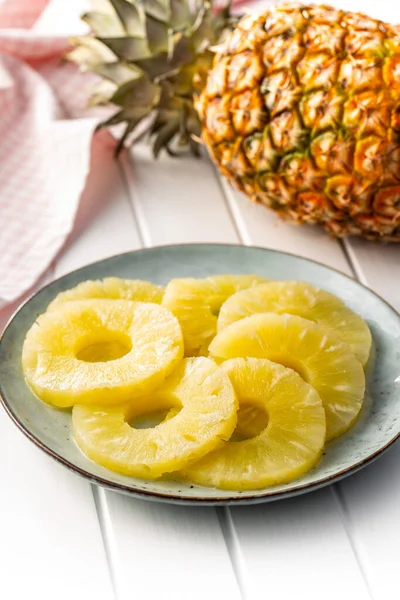 Konzervované Plátky Ananasového Ovoce Talíři — Stock fotografie