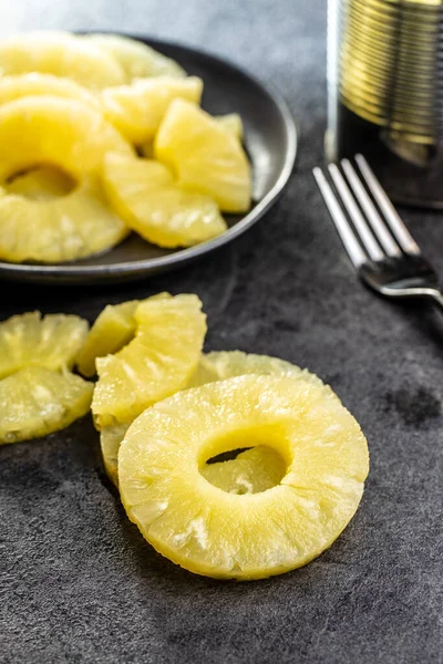 Fruta Abacaxi Fatiada Enlatada Mesa Preta — Fotografia de Stock