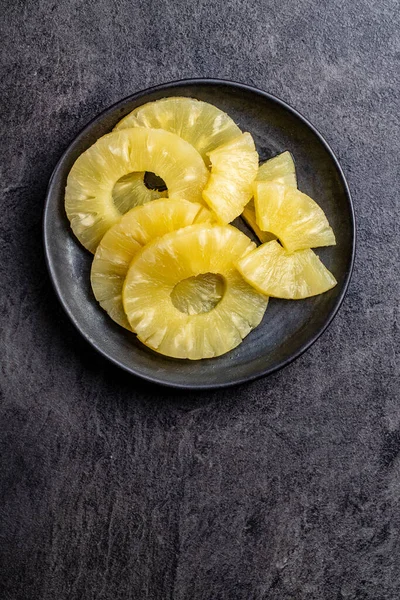 Frutta Fette Ananas Scatola Sul Piatto Sul Tavolo Nero Vista — Foto Stock