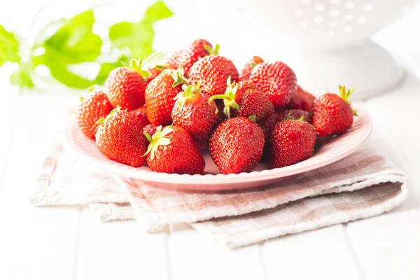 白色桌子上盘中的成熟红草莓 — 图库照片