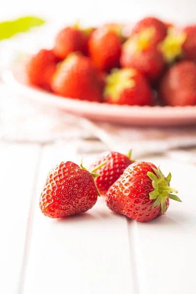 白色桌子上的成熟红草莓 — 图库照片