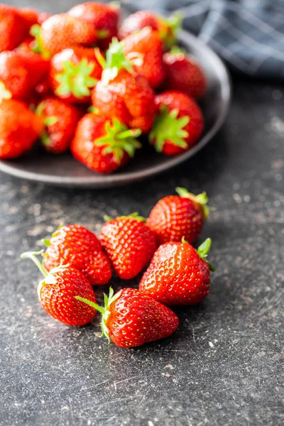 厨房桌子上的成熟红草莓 — 图库照片
