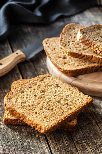 Skivat Fullkornsbröd Träbord — Stockfoto