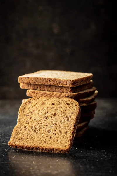 Нарізаний Хліб Чорному Столі — стокове фото