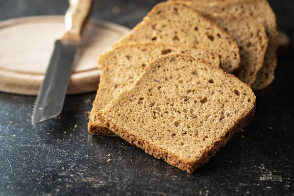 Pan Integral Rodajas Sobre Mesa Negra — Foto de Stock