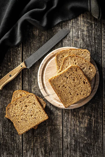 Krájený Celozrnný Chléb Dřevěném Stole Horní Pohled — Stock fotografie