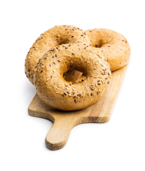 Bagel Grão Inteiro Cozido Isolado Fundo Branco — Fotografia de Stock