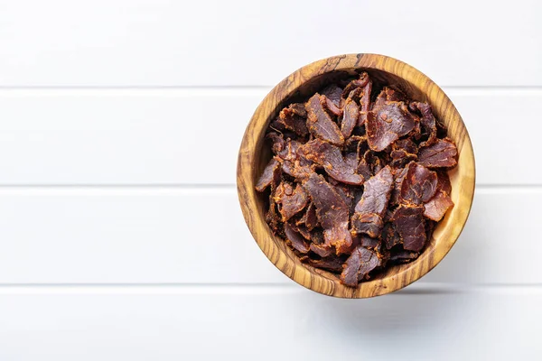 Carne Seca Rodajas Carne Res Seca Tazón Sobre Una Mesa —  Fotos de Stock