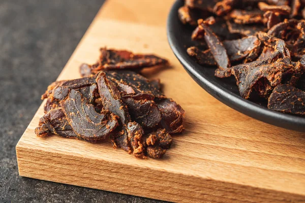 Boeuf Séché Tranché Viande Bœuf Séchée Sur Planche Découper — Photo